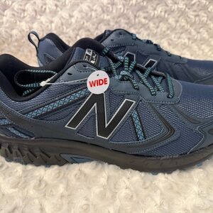 New Balance Men's Dark Blue Running Shoes with Blue Accents